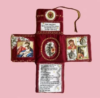 devotiezak met mooie tekst, heilige bedels, opbergvak voor rozenkrans