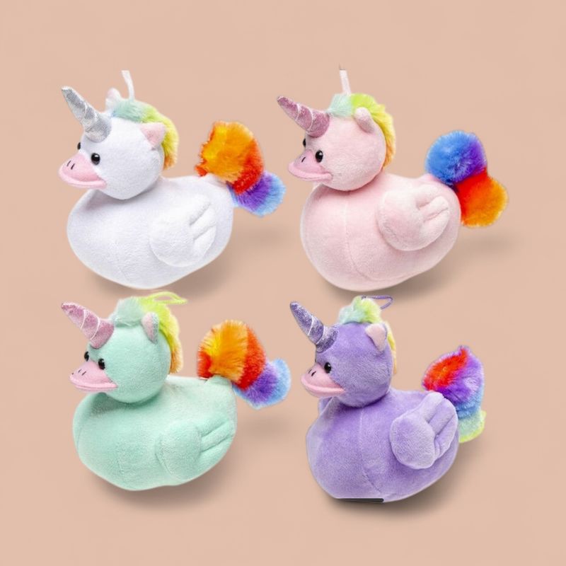 Een mooie zachte pluche eend, als eenhoorn verkleed, in 4 verschillende pastel kleuren