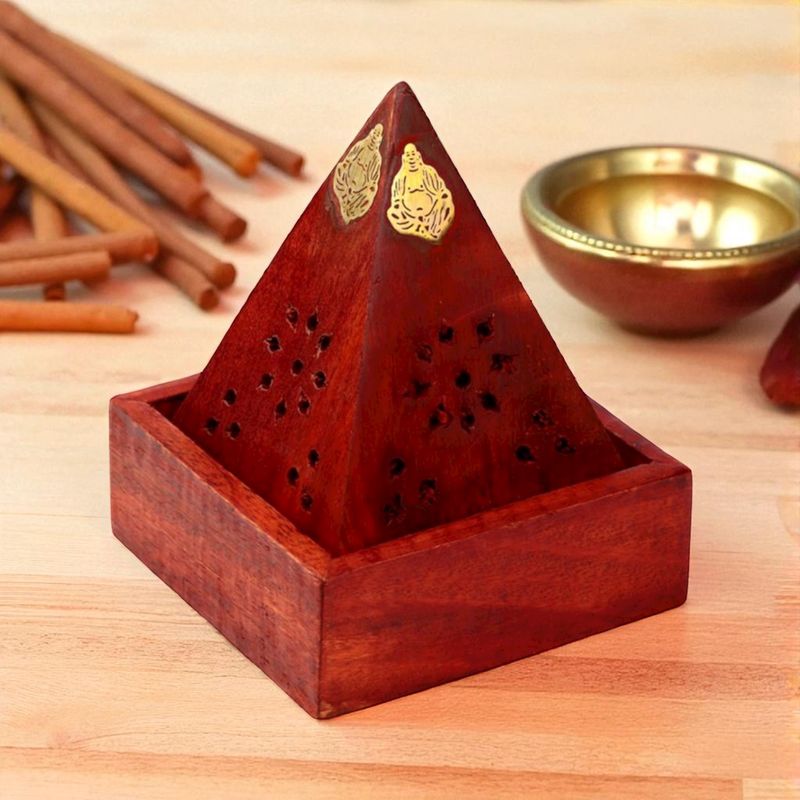 Piramide wierookhouder van mooi donker mango hout, geschikt voor wierook kegels, met afbeelding van Boeddha