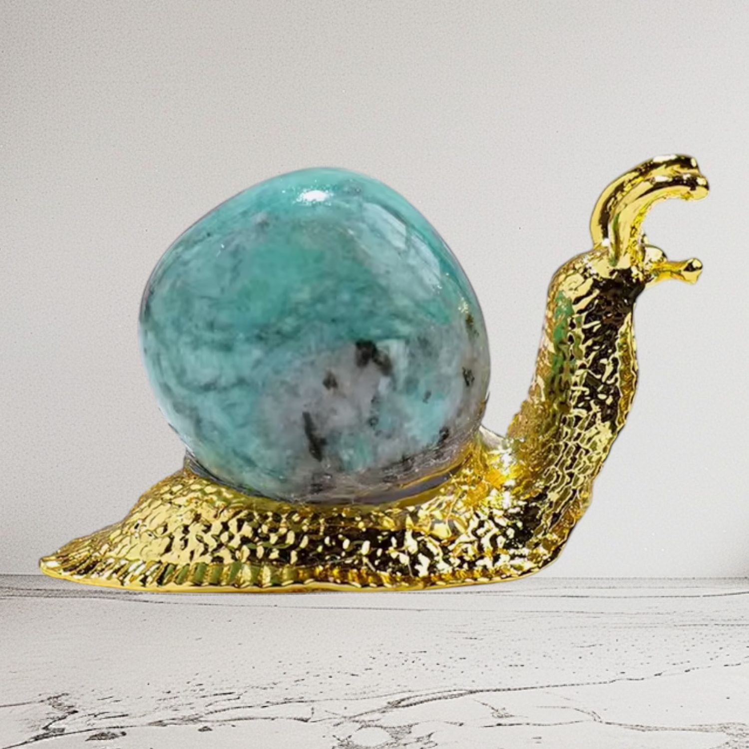 Huisjesslak (goudkleurig) met huisje van edelsteen, Amethist of Amazoniet.