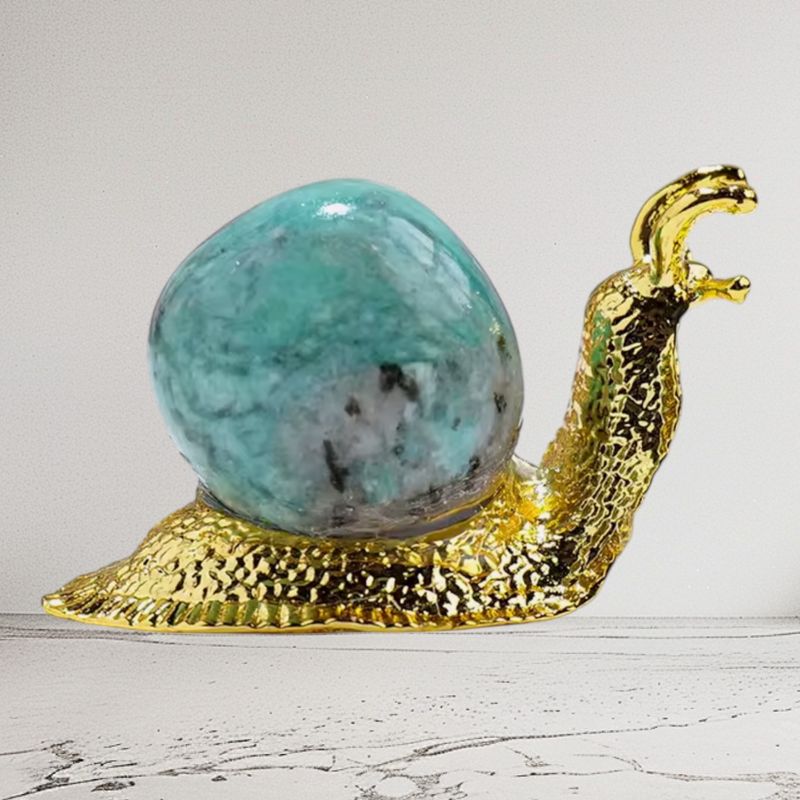 Huisjesslak (goudkleurig) met huisje van edelsteen, Amethist of Amazoniet.