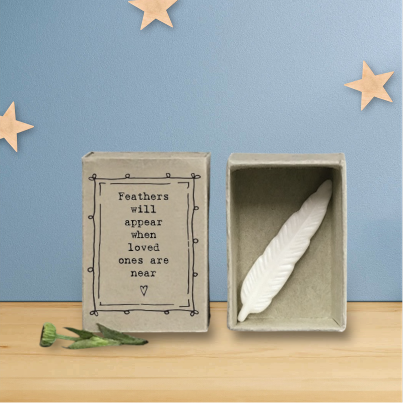 matchbox met porseleinen veertje 