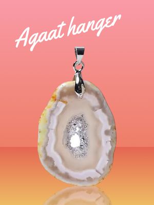 Agaat hanger met kristallen erin, ongeveer 3 cm groot