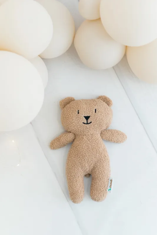 Deze charmante teddybeer van zacht badstof in pastel lichtbruin, bij myhearttoyours.nl