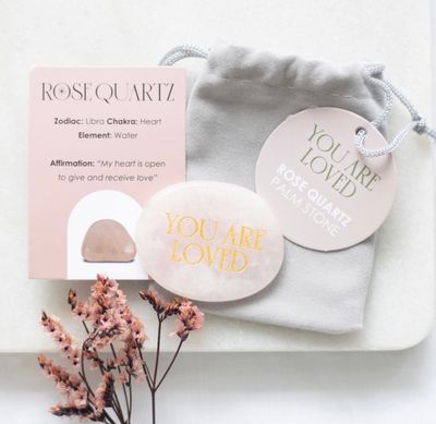 Rozenkwarts set handsteen YOU ARE LOVED bij myhearttoyours.nl
