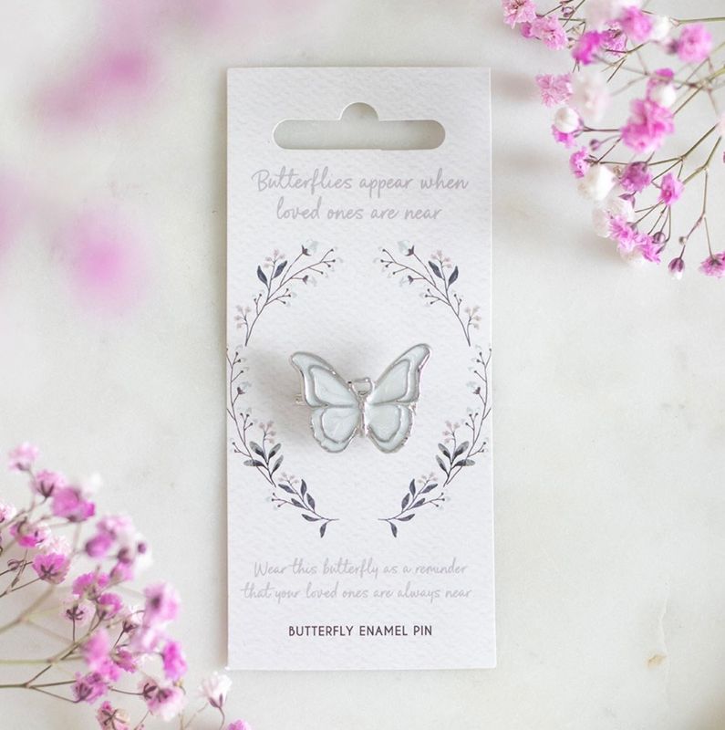 Emaille vlinder broche als aandenken na overlijden bij myhearttoyours.nl