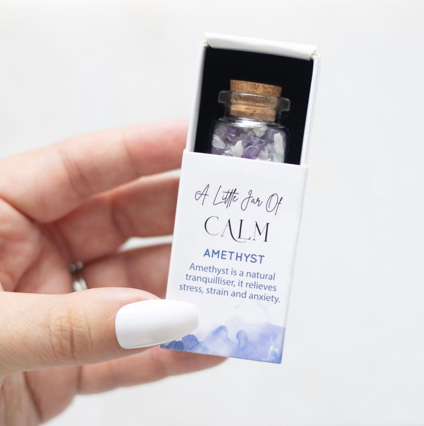 Mooi cadeautje, stukjes amethist in glazen flesje in Matchbox, bij myhearttoyours.nl