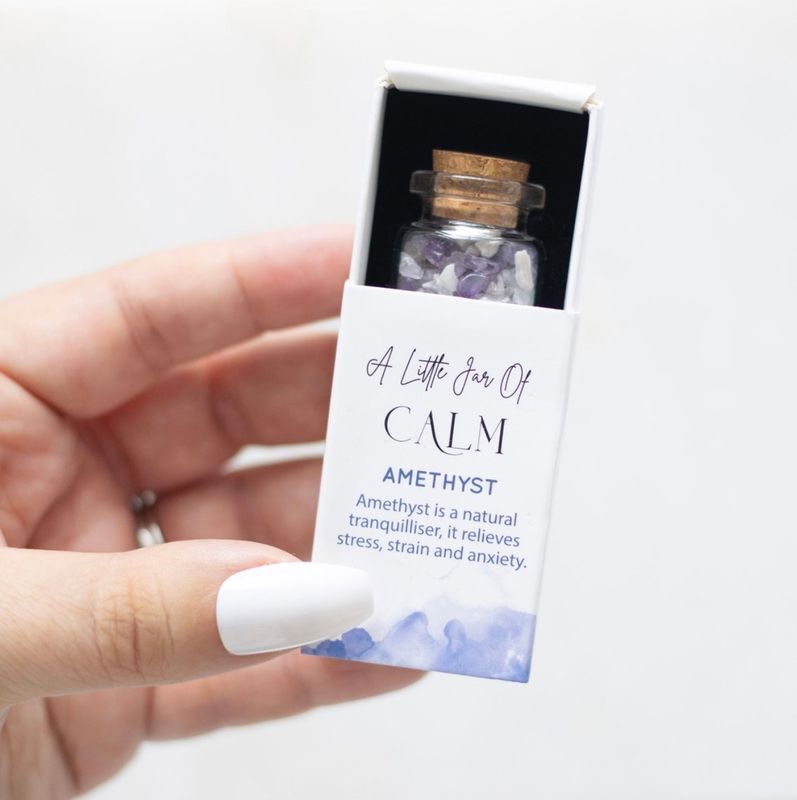 Mooi cadeautje, stukjes amethist in glazen flesje in Matchbox, bij myhearttoyours.nl