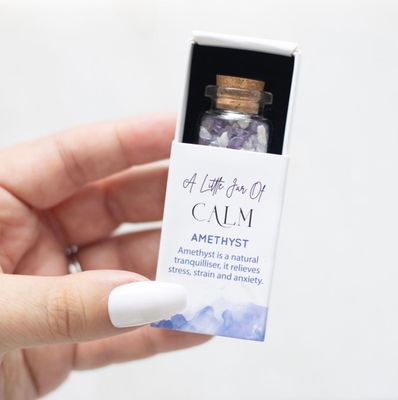 Mooi cadeautje, stukjes amethist in glazen flesje in Matchbox, bij myhearttoyours.nl