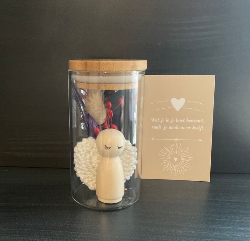 Troostkado, troostcadeau, Lief handgemaakt engeltje in glazen tube met droog bloemetjes bij myhearttoyours.nl