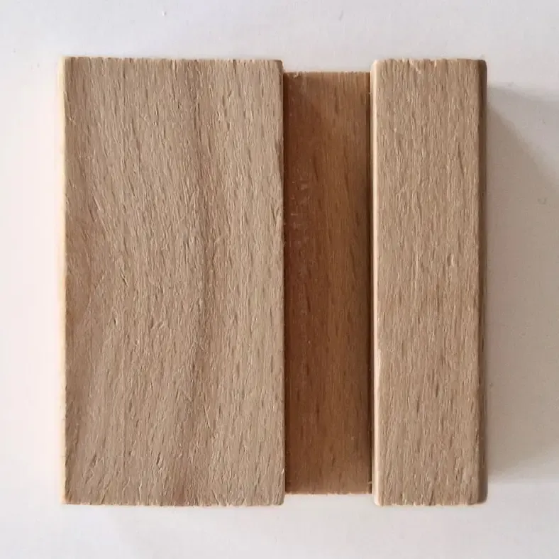 Houten standaard om  een keramieken tegeltje op te zetten. Bij myhearttoyours.nl