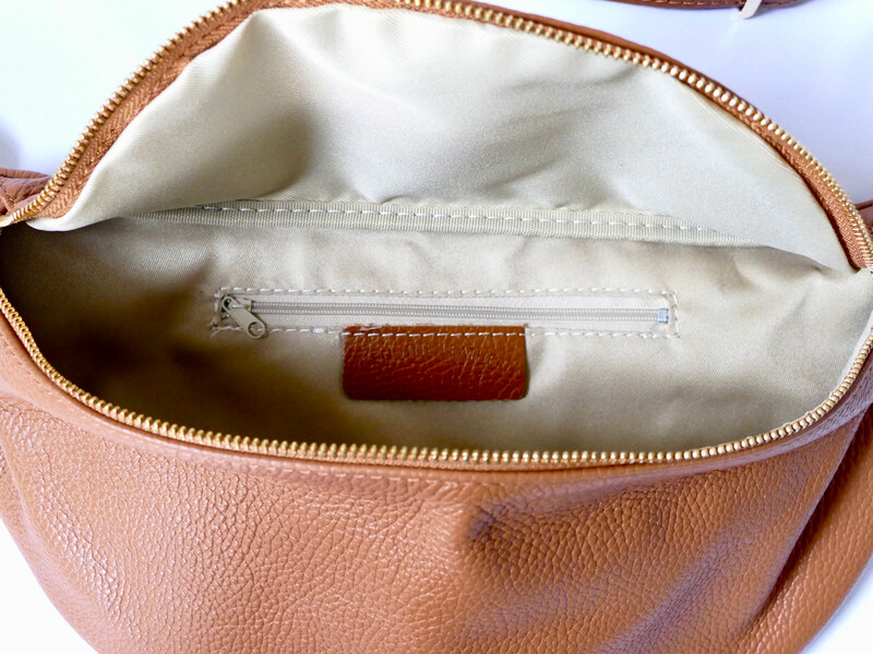 Body Bag aus genarbtem Leder