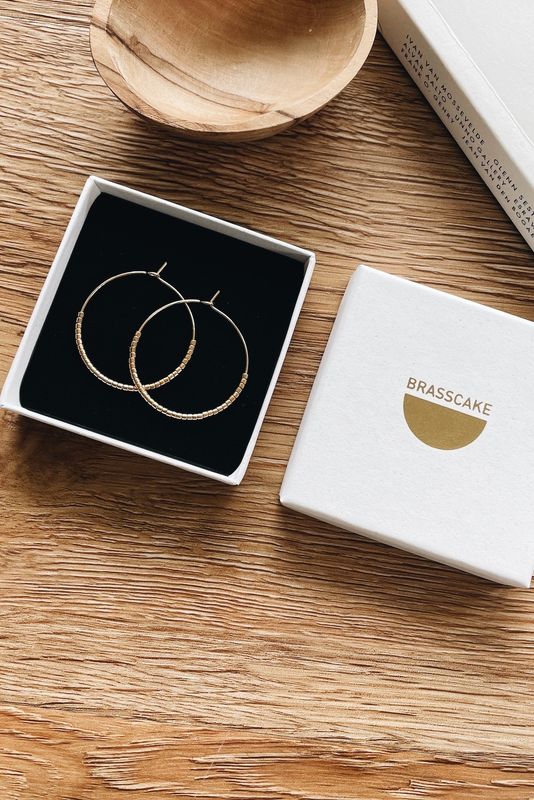 Creolen mit goldenen japanischen Perlen