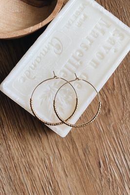 Creolen mit goldenen japanischen Perlen