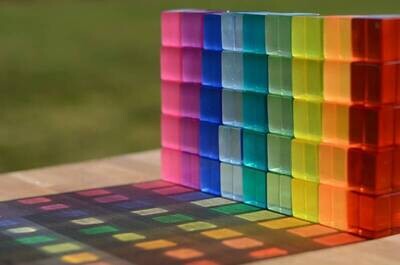 100 cubes translucides colorés Bauspiel