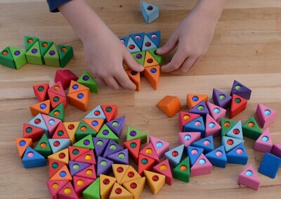 Bauspiel Triangles en bois colorés avec pierres brillantes 100 pièces