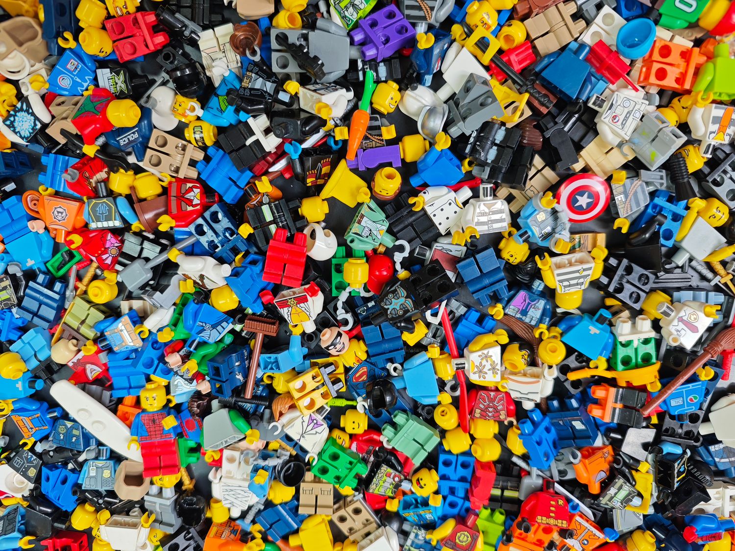 Random minifigure with accessory