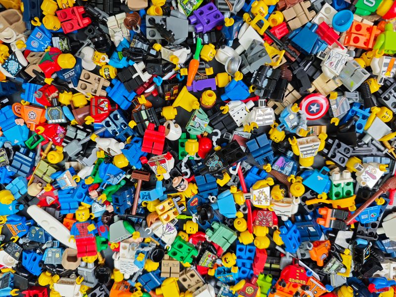 Random minifigure with accessory