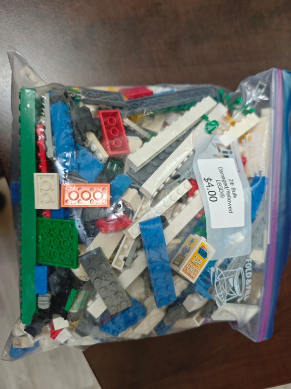 2 LBs of damaged/yellowed/cracked LEGO®