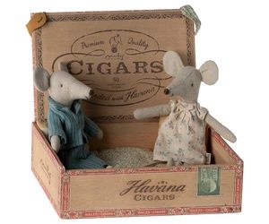 ML 17-3302 MUM AND DAD MICE IN CIGARBOX