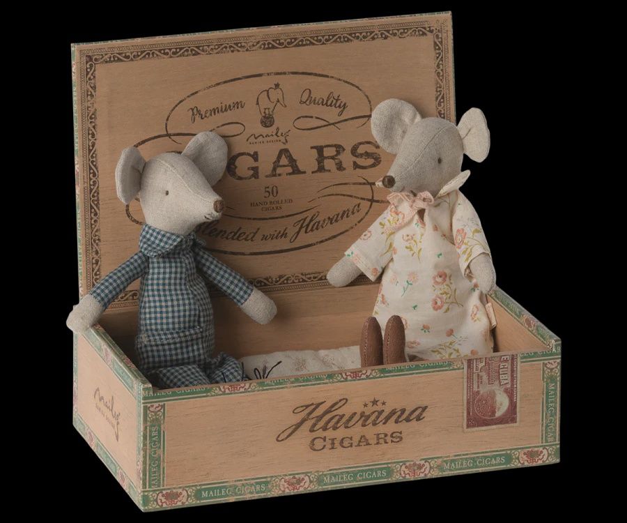 ML 17-3303 GRANDMA AND GRANDPA MICE IN CIGARBOX