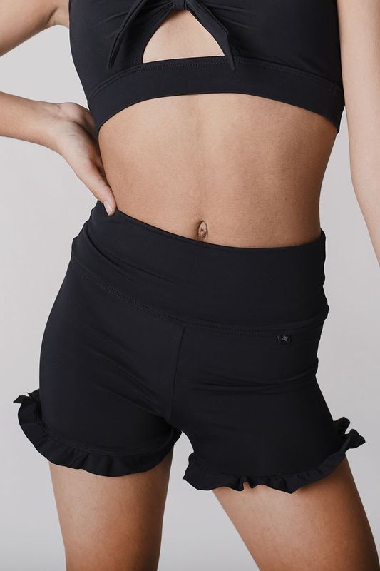 DAROCH GLAMOUR SHORT WITH RUFFLE HEM