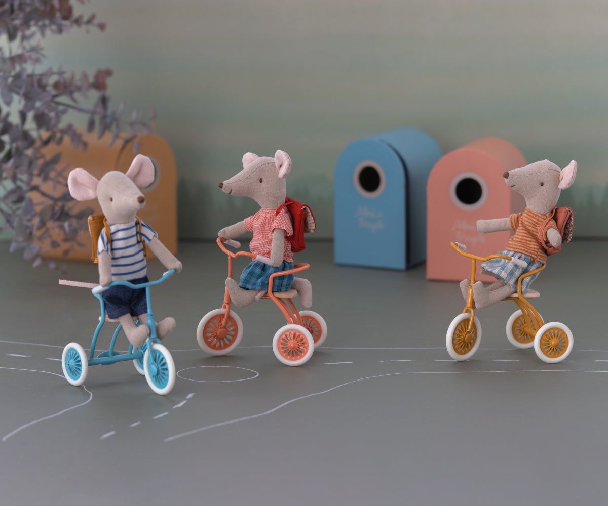 MAILEG TRICYCLE MOUSE W/MAGNETIC HANDS BIG SISTER W/BAG