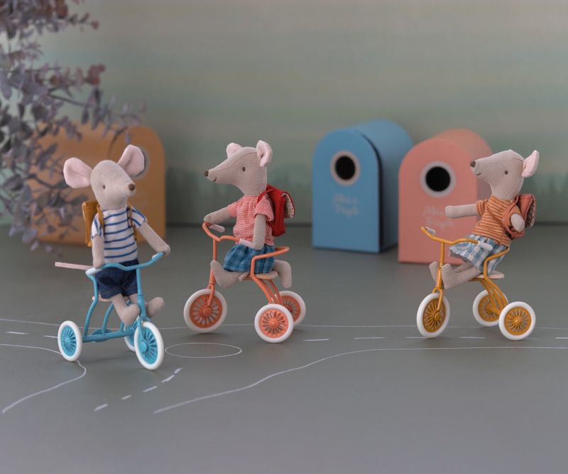 MAILEG TRICYCLE MOUSE W/MAGNETIC HANDS BIG SISTER W/BAG