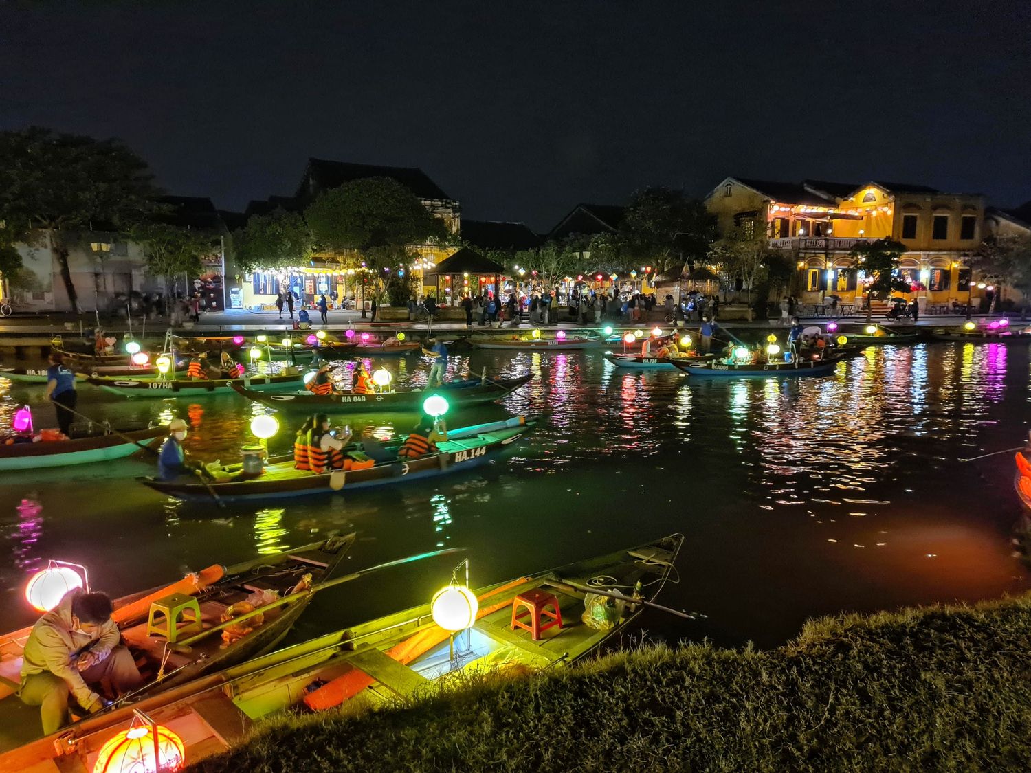 Boat Ride at Hoai River + Free Lantern + Foot Massage at Villa De Spa (Discounted 50%)
