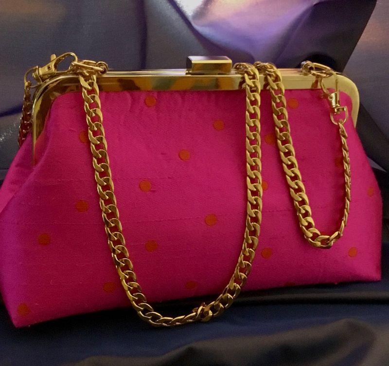Bolsos Fucsia de seda salvaje con topitos naranjas medidas23 de ancho X14 X8