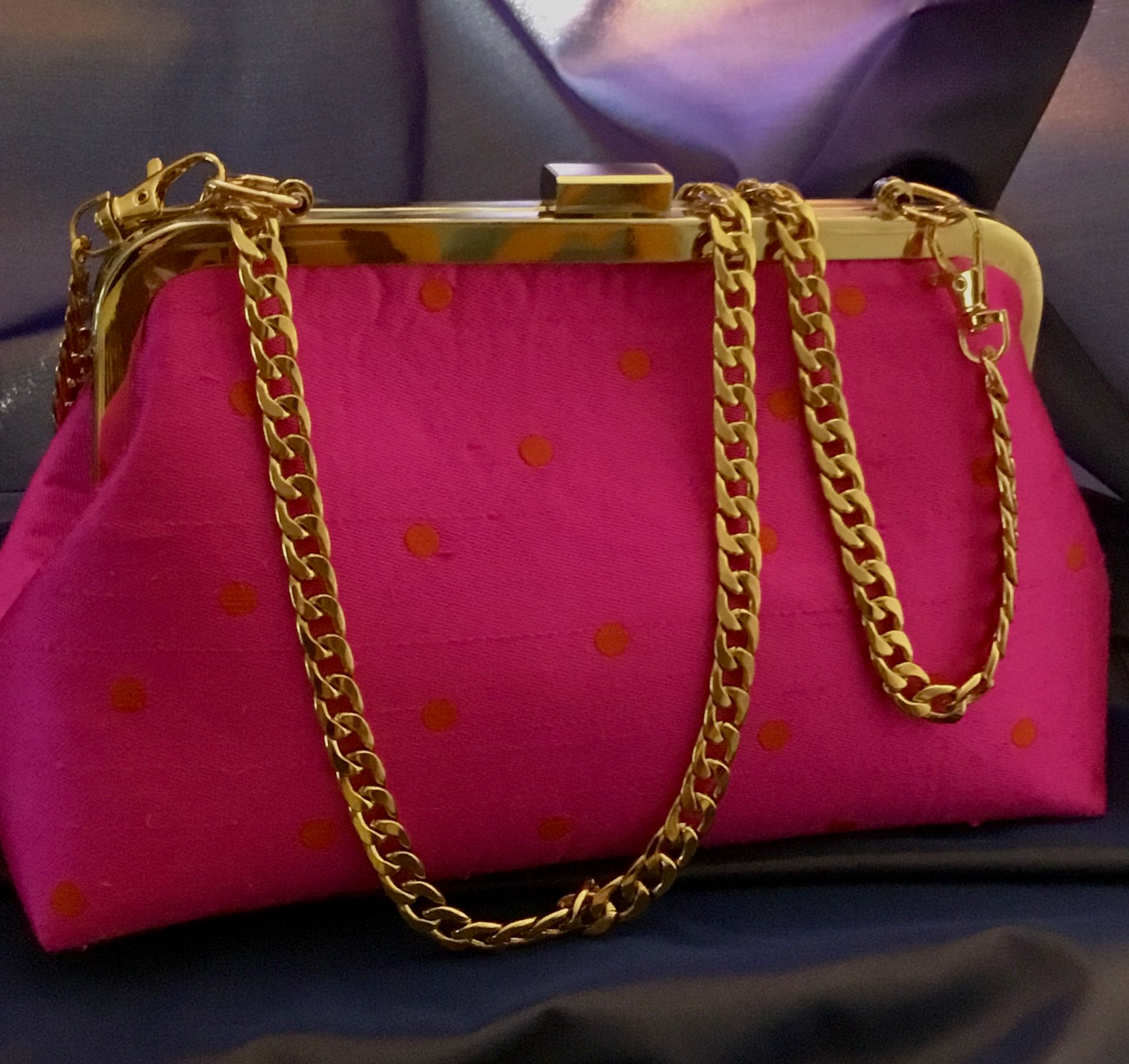Bolso se seda salvaje fucsia con topitos en naranja, medidas30 de ancho X13 X8