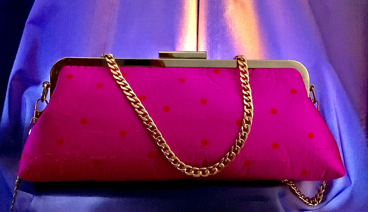 Bolso se seda salvaje fucsia con topitos en naranja, medidas30 de ancho X13 X8
