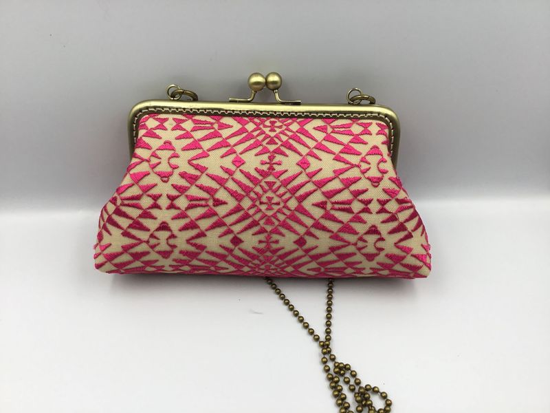 Bolso de tul bordado en fucsia y cadena metálica  120cnt  ancho 23 X 12 alto X8 de fondo