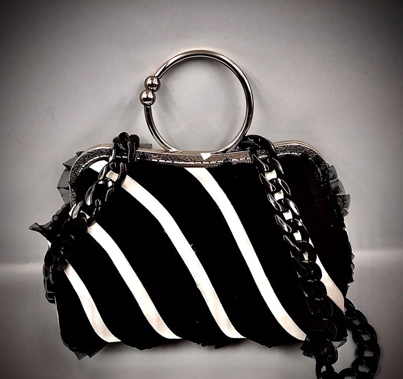 Bolso de mano negro con tul plisado ancho 23X14X8