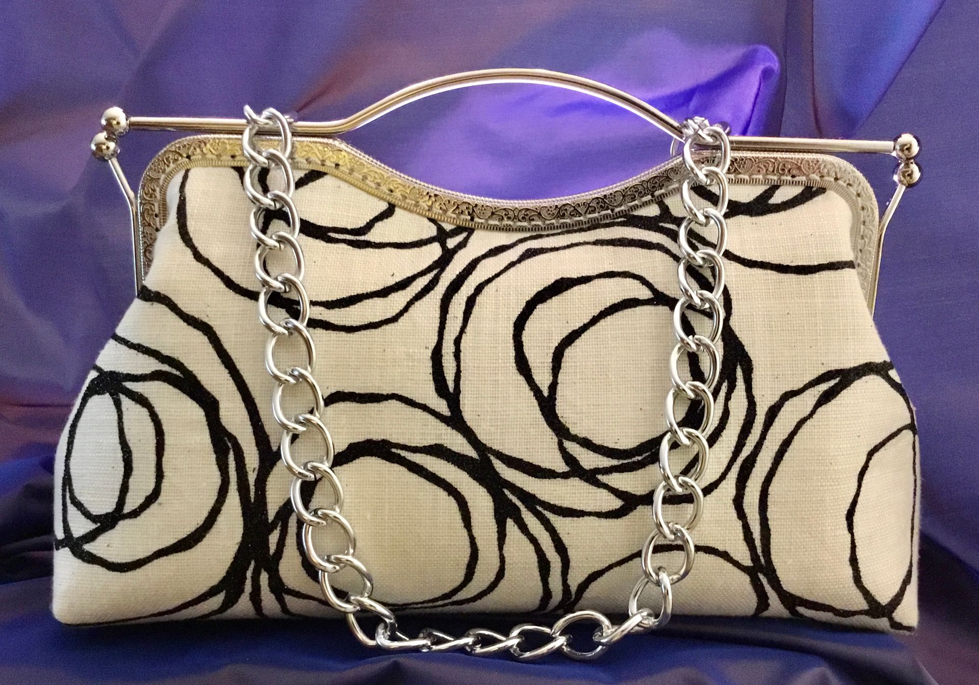 Lino blanco y negro con estampado circular en negro 30cnt de ancho X17 X10