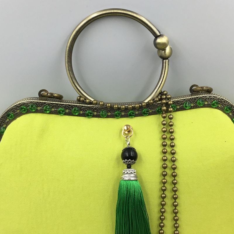 Bolso con pedrería de cristas cosida a mano ancho 23 X18 de alto y 8 de fondo cnt.