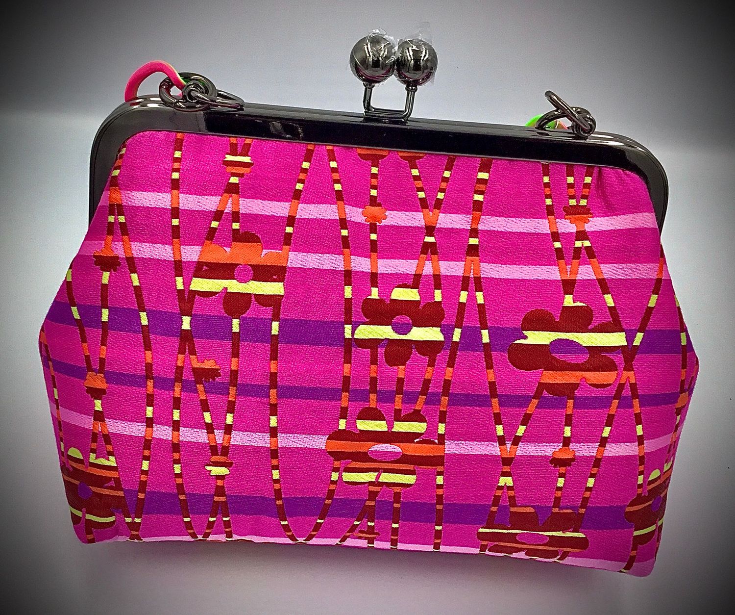 Bolso rosa y pistacho, medidas, ancho 23 X 17 de alto y 8 de fondo cnt.