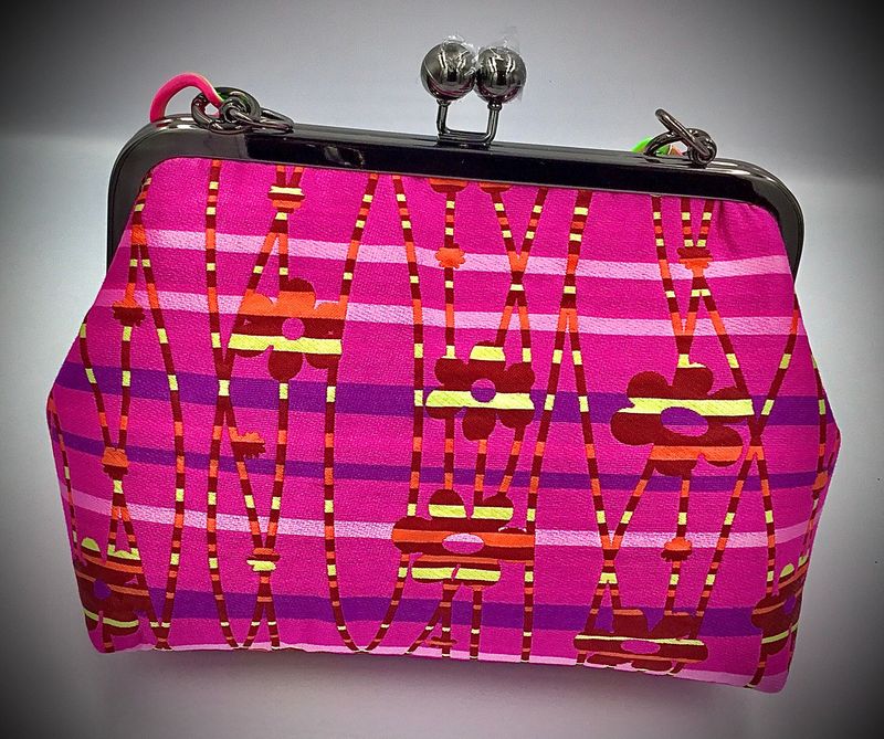 Bolso rosa y pistacho, medidas, ancho 23 X 17 de alto y 8 de fondo cnt.