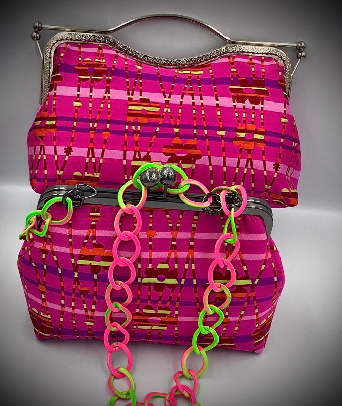 Bolso Rosa y Pistacho,  medidas 30 de ancho X18 de alto y 10 de fondo cnt.