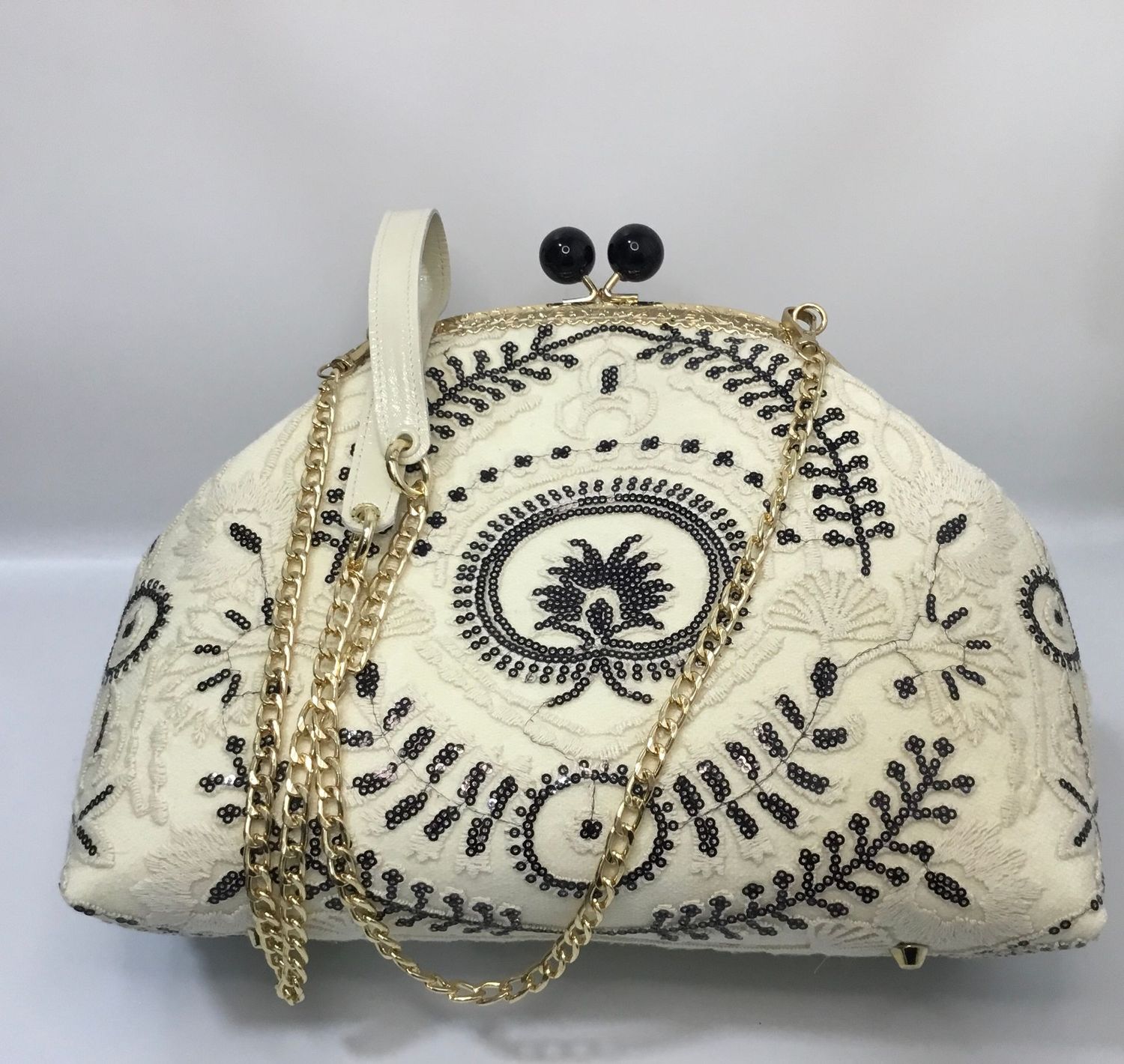 Encaje con lentejuela negra