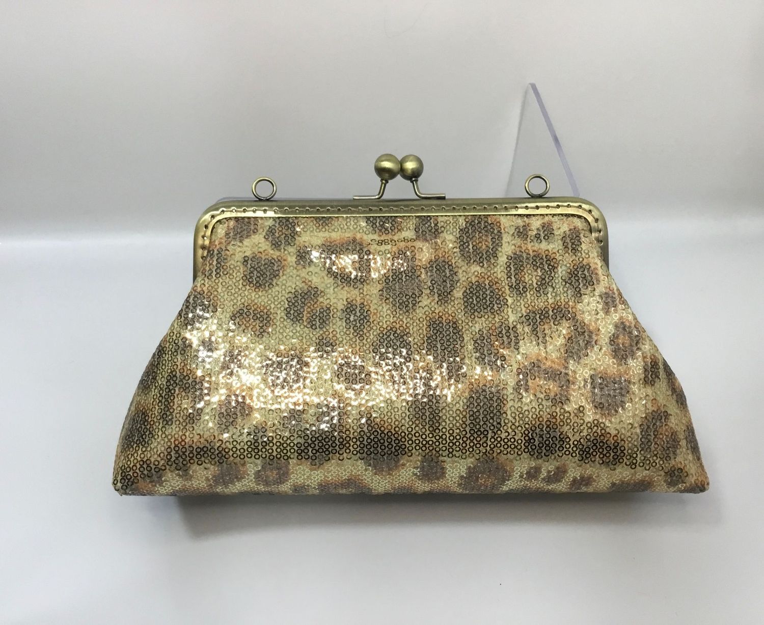 Leopardo dorado con lentejuelas