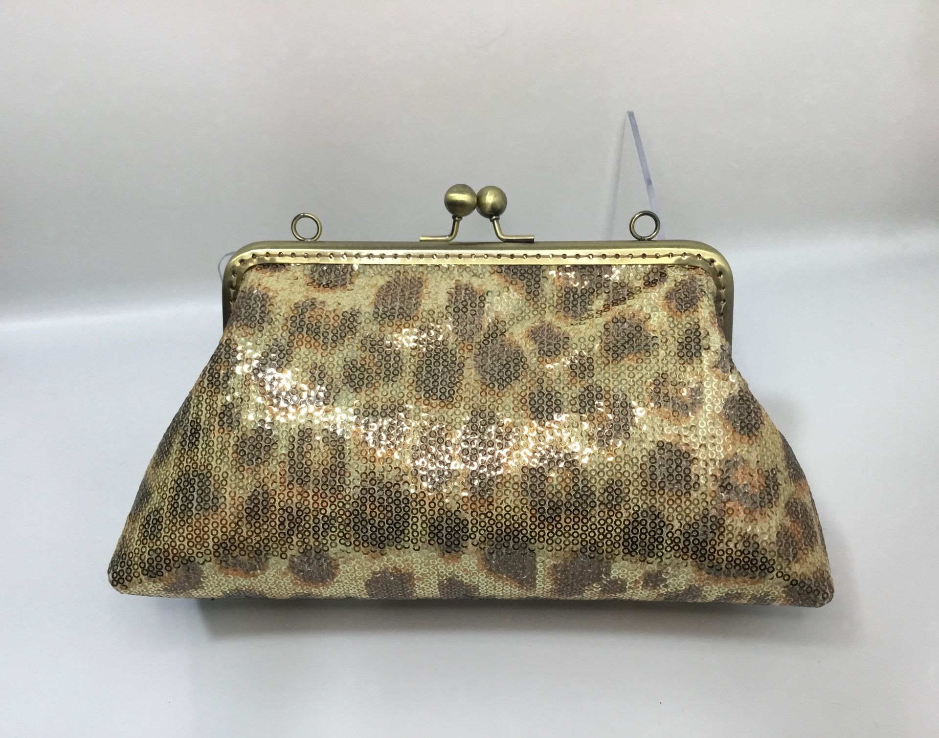 Leopardo dorado con lentejuelas