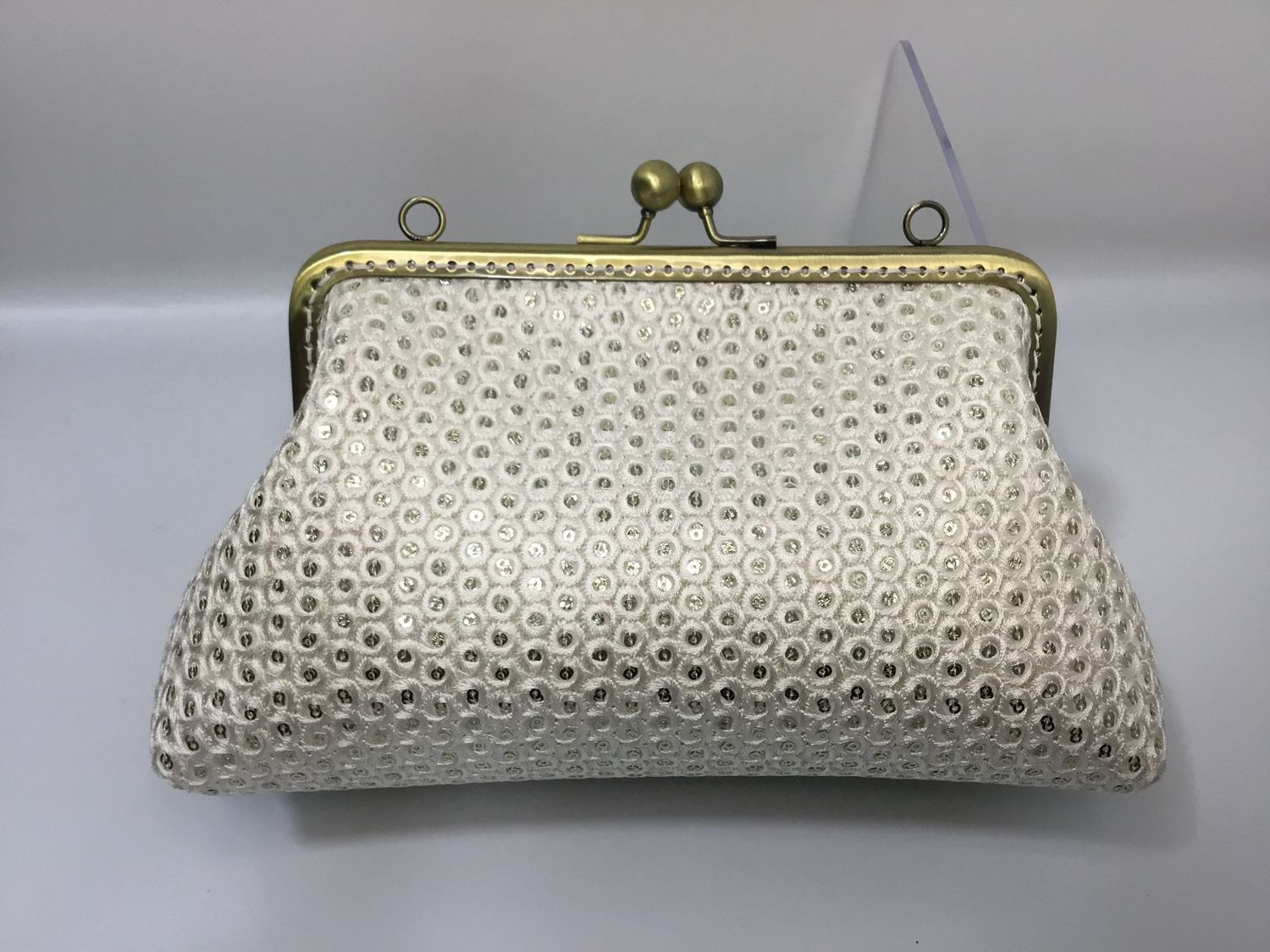 Bolso de encaje bordado con lentejuelas doradas