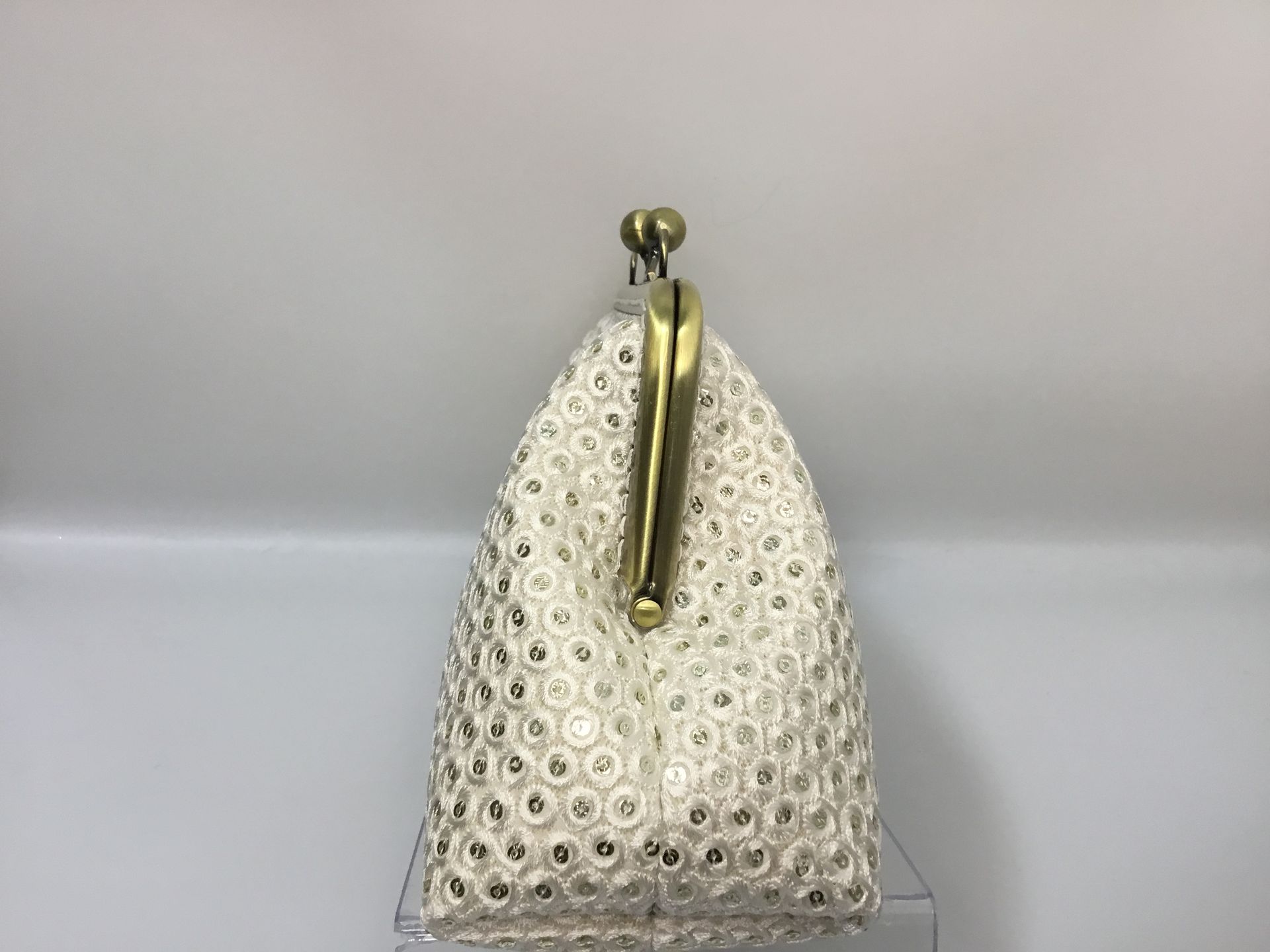 Bolso de encaje bordado con lentejuelas doradas