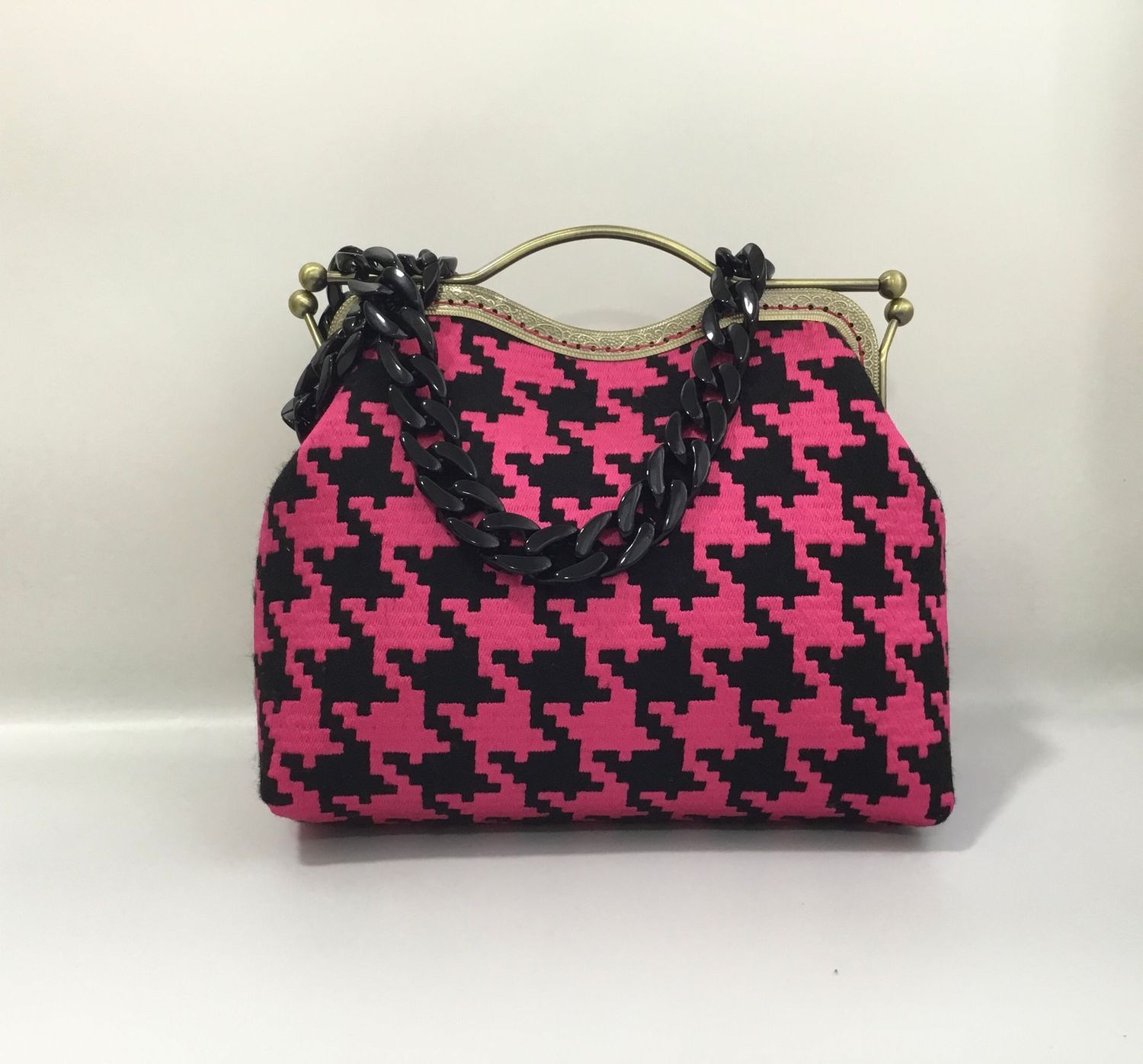 Bolso de pata de gallo fucsia y negro