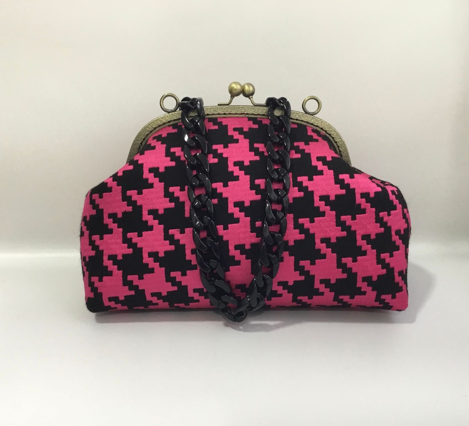 Bolso de pata de gallo fucsia y negra