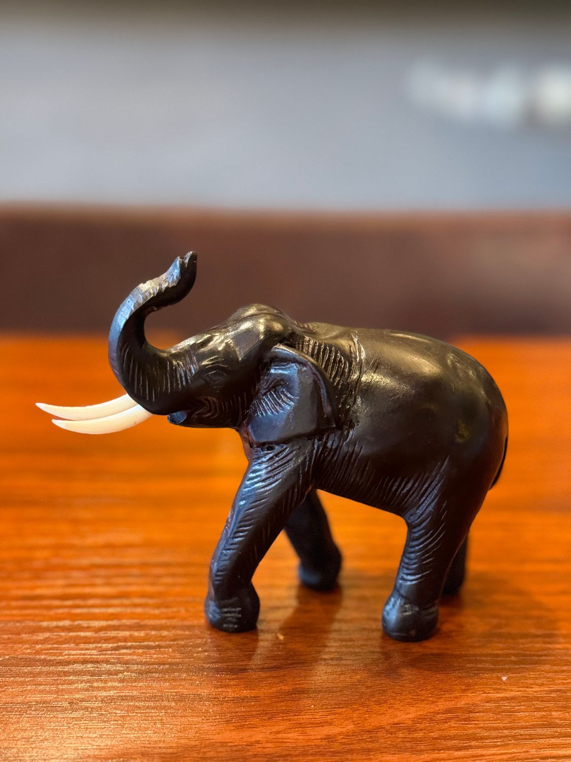 Resin Thai Elephant with Ivory ( M )