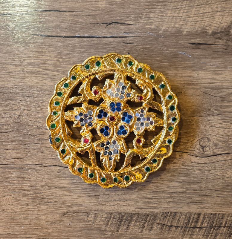 Hand Craved Wooden Wall Plaque B 15cm (Circle)