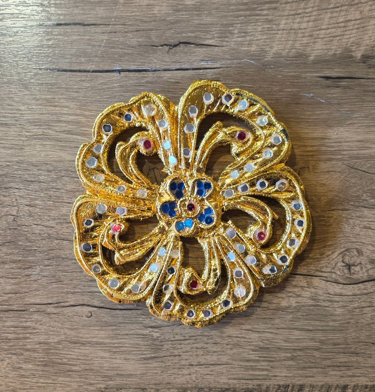 Hand Craved Wooden Wall Plaque D 15cm (Circle)