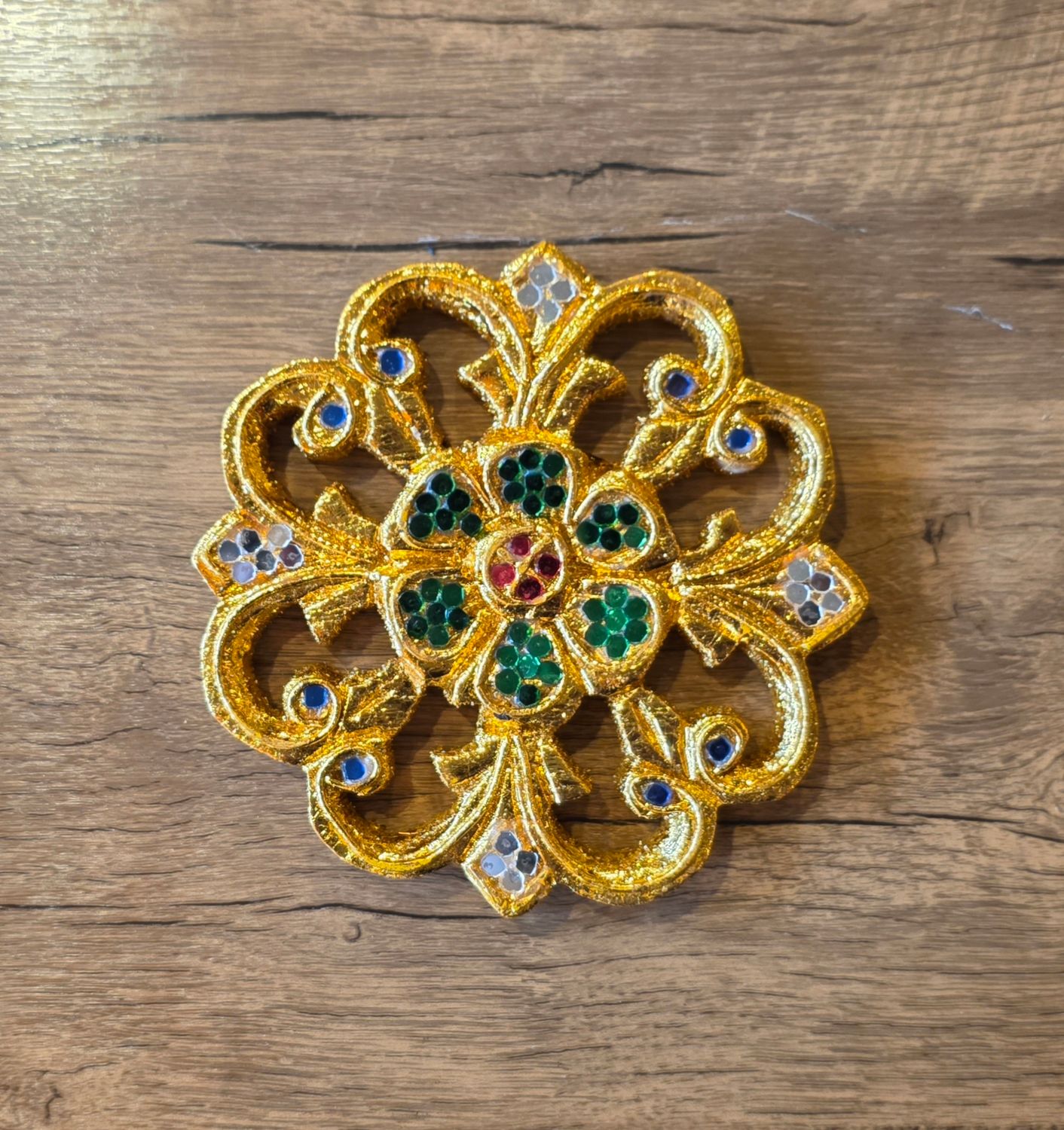 Hand Craved Wooden Wall Plaque E 15cm (Circle)